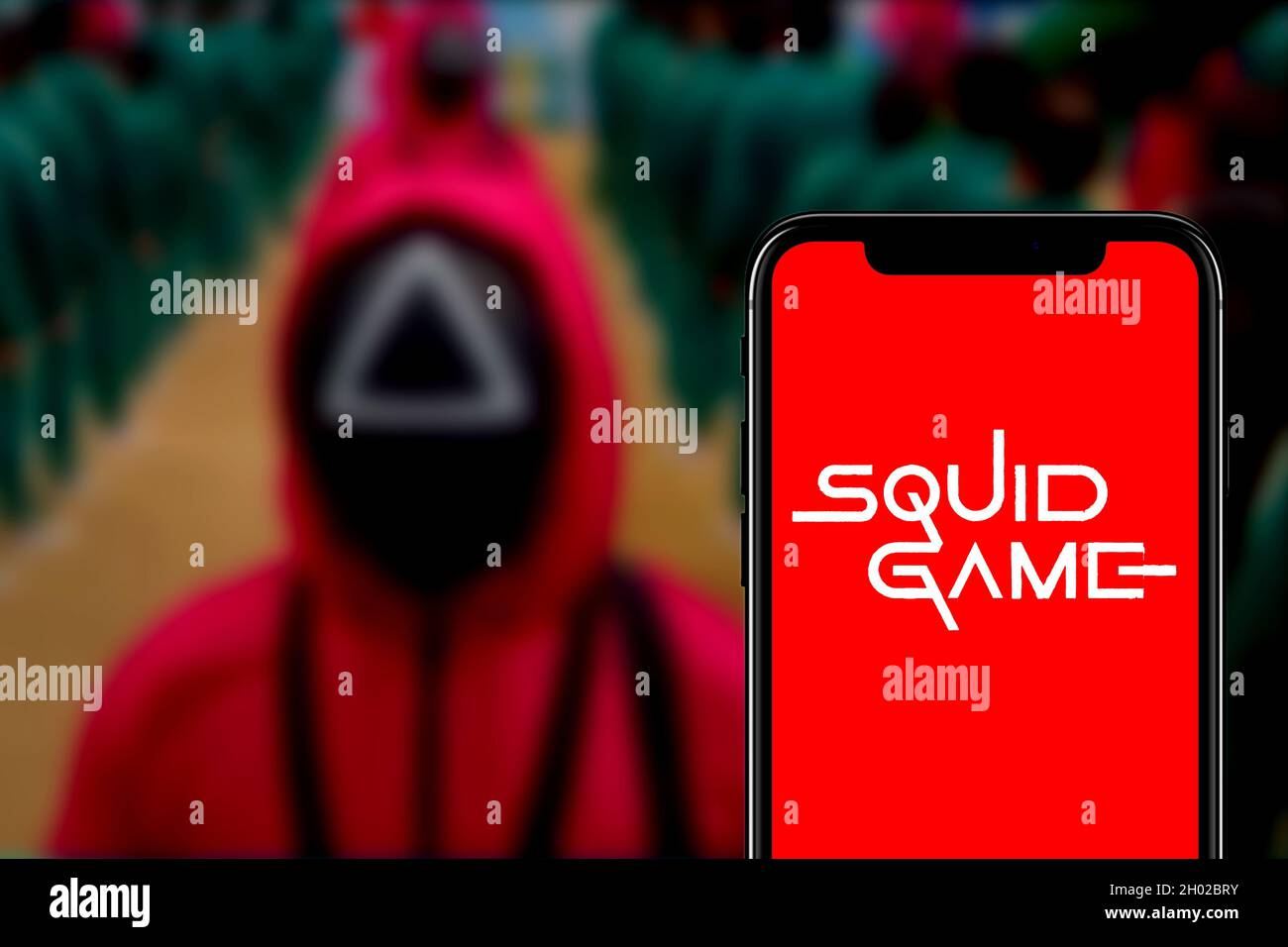 Smartphone avec le logo de 'The Squid Game' (Hangul: 오징어 게임; RR: Ojingeo Geim, Anglais: Squid Game) est une série télévisée sud-coréenne, United State Banque D'Images