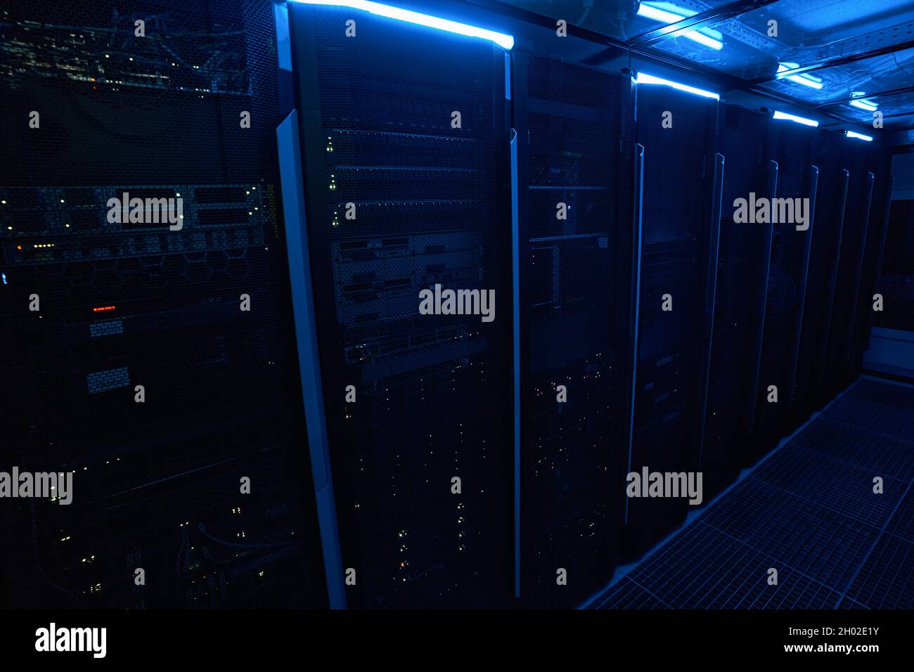 Gamme d'armoires de serveur assurant la maintenance du réseau dans le centre de données Banque D'Images