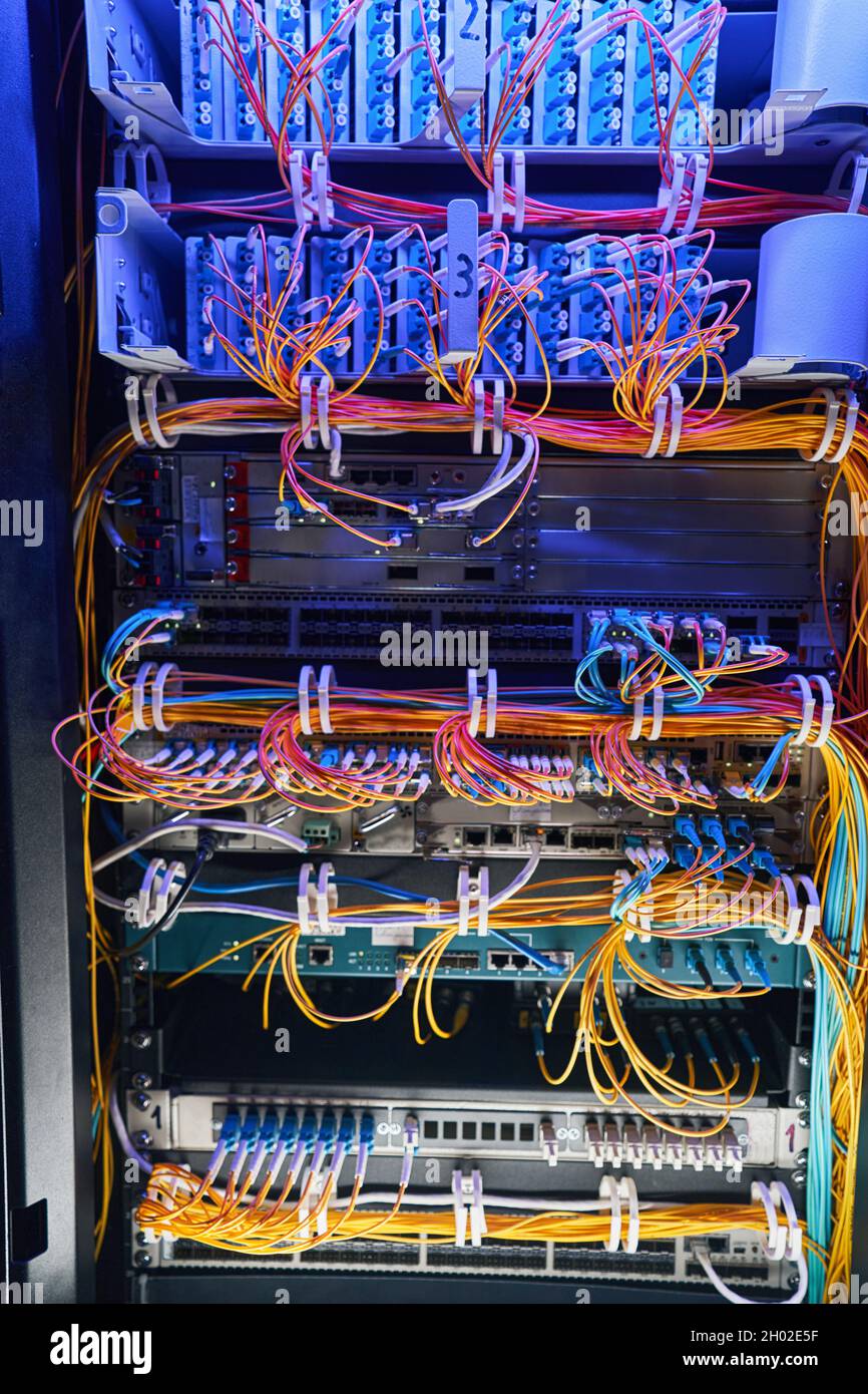 Matériel informatique et câbles réseau à l'intérieur du rack de serveur  Photo Stock - Alamy