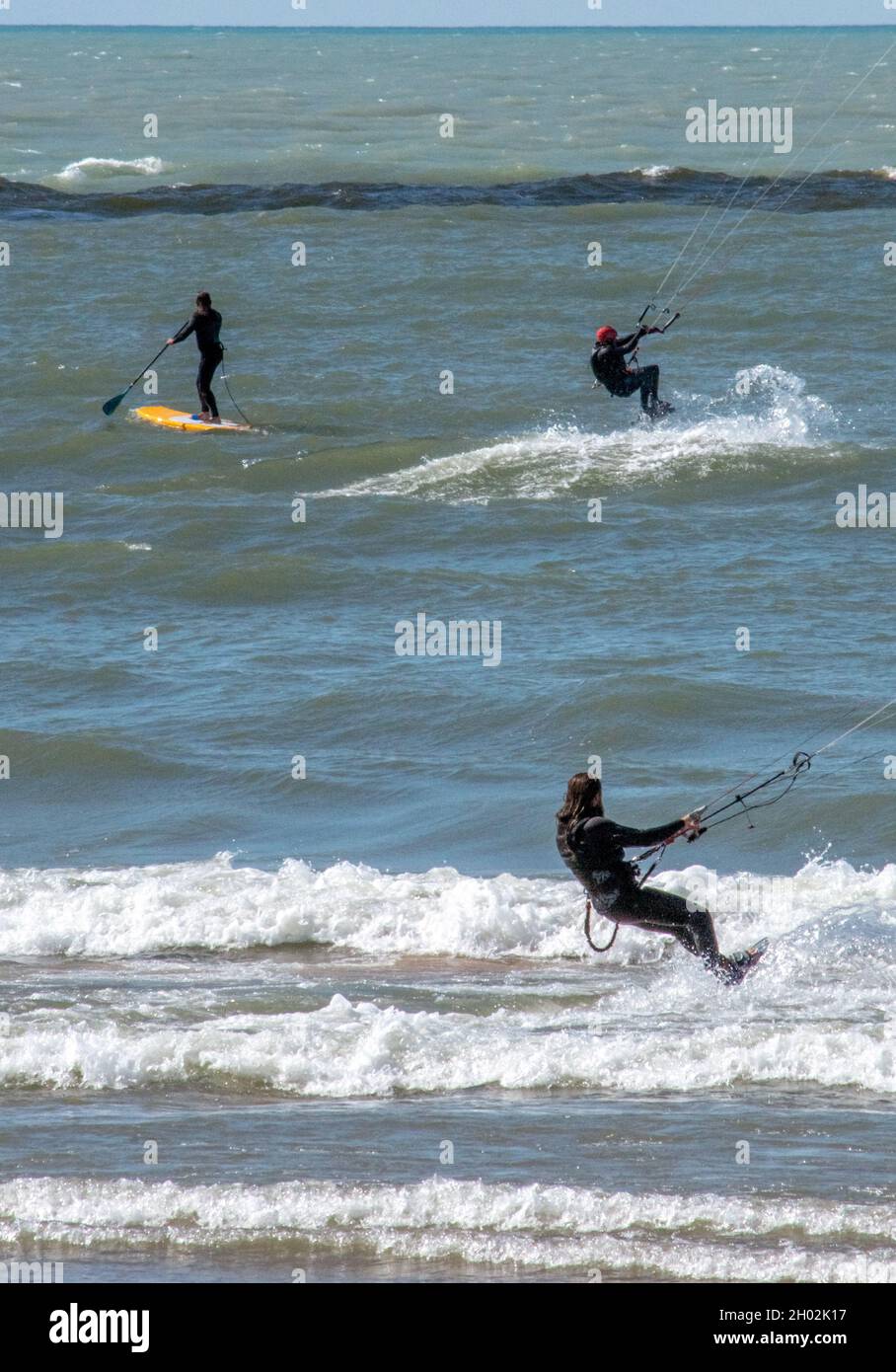 St Joseph MI USA, 26 septembre 2021 ; les surfeurs de cerf-volant et une personne sur une planche à voile, profitent d'une journée venteuse sur le lac Michigan Banque D'Images
