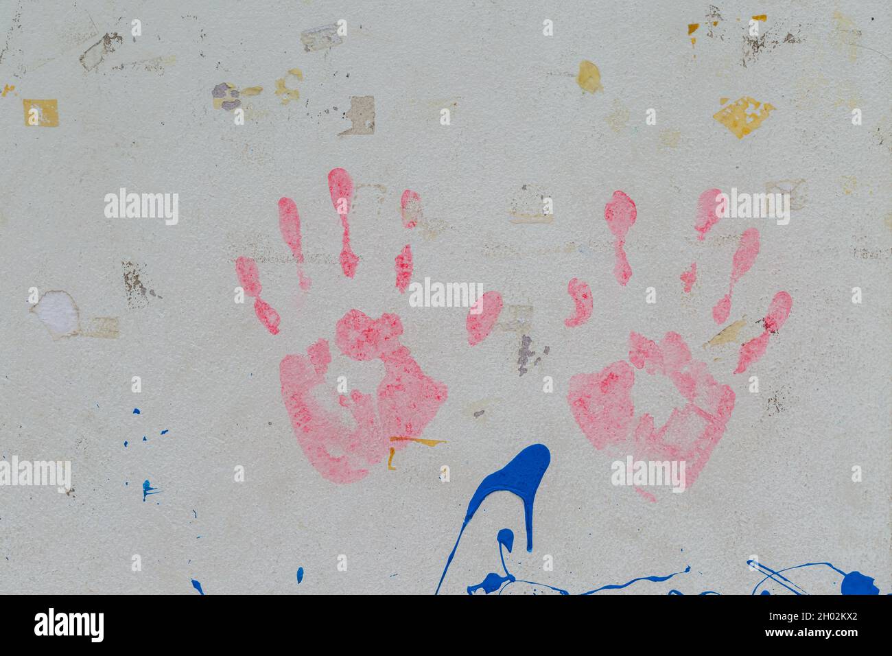 Les mains rouges sont imprimées sur un fond de mur blanc vintage Banque D'Images