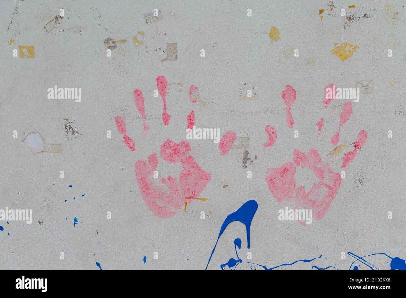 Les mains rouges sont imprimées sur un fond de mur blanc vintage Banque D'Images