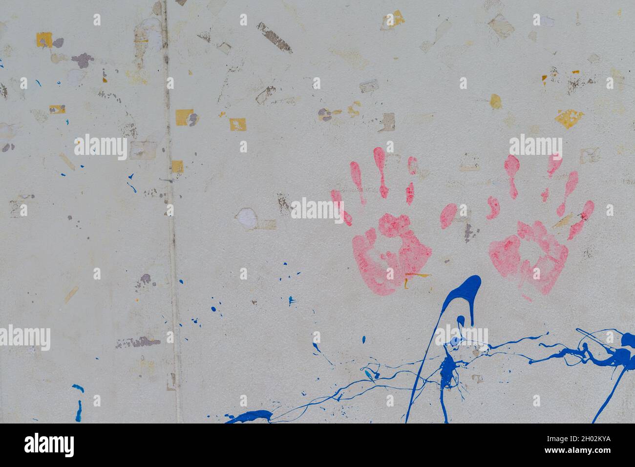 Les mains rouges sont imprimées sur un fond de mur blanc vintage Banque D'Images