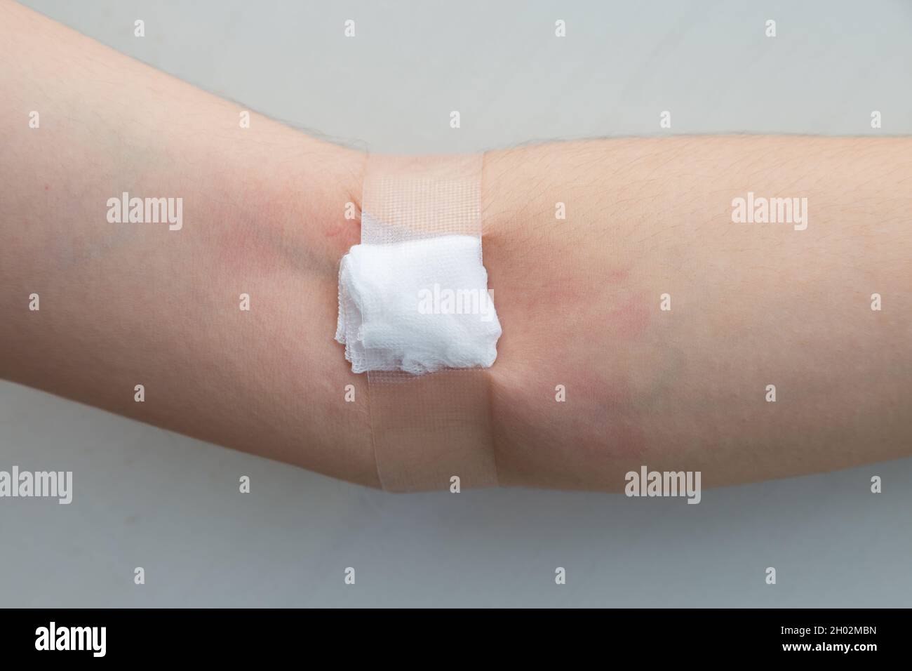 femme main avec alcool de coton fermé sur le bras après don de sang sur le  backgrpund blanc Photo Stock - Alamy