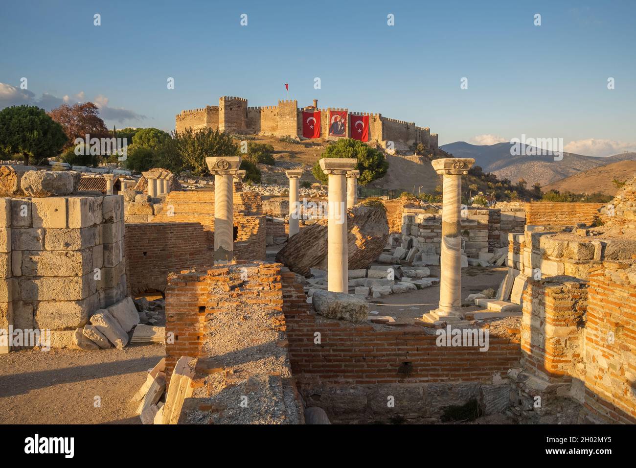 Les ruines de la basilique Johns et l'ancien château d'Ayasuluk dans la ville de Selcuk, en Turquie Banque D'Images