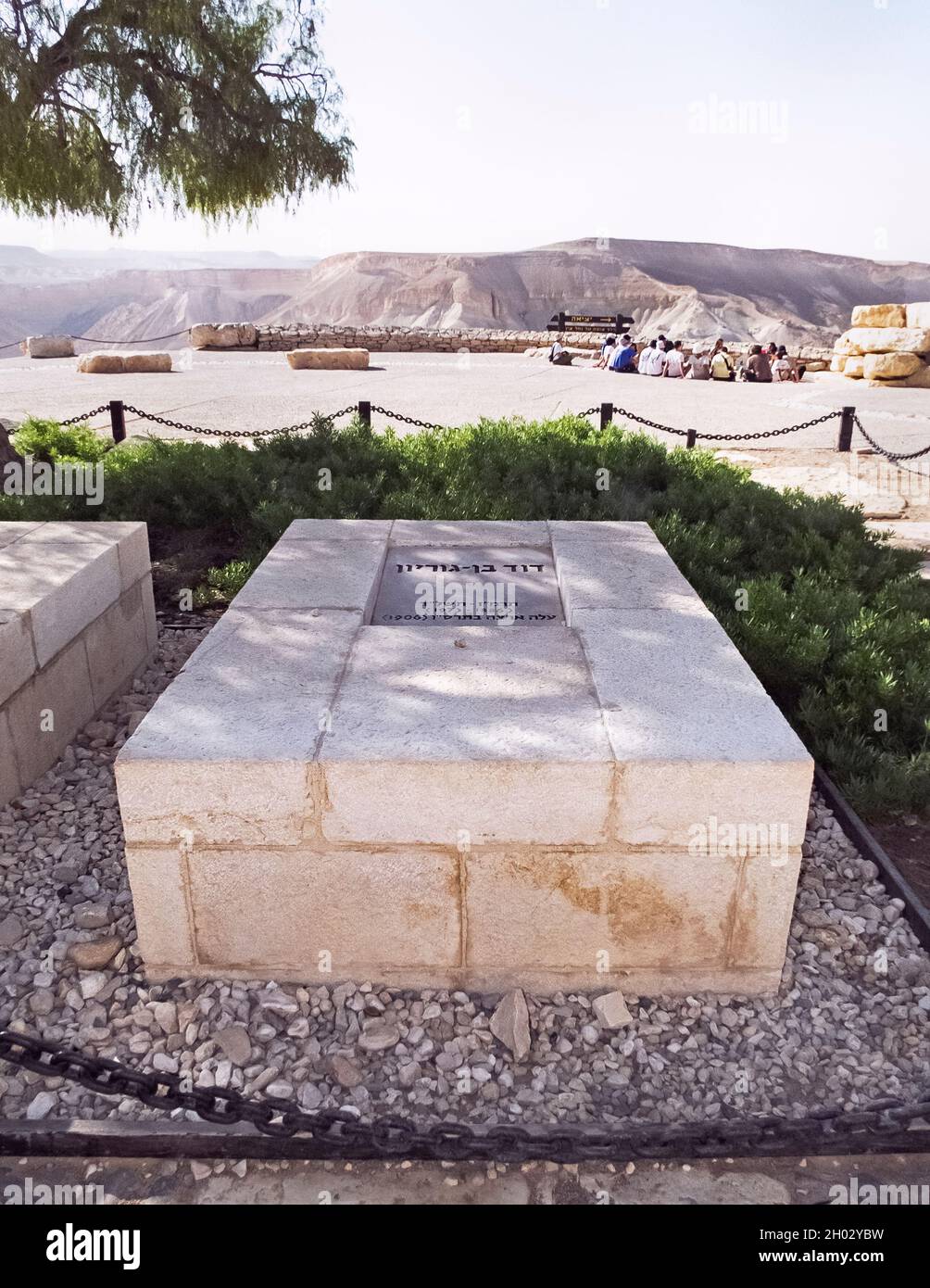Tombe de David Ben Gurion premier Premier ministre d'Israël haut au-dessus de la vallée de Zin près de SDE Boker en Israël avec un groupe de tournée et le ciel en arrière-plan Banque D'Images