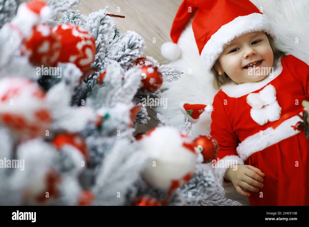   1 Décembre.Bientôt noël . Joyeux-noel-brillant-un-joli-bebe-pour-noel-souvenirs-d-enfance-santa-fille-petit-enfant-fetez-noel-a-la-maison-vacances-en-famille-fille-coupee-2h031xb