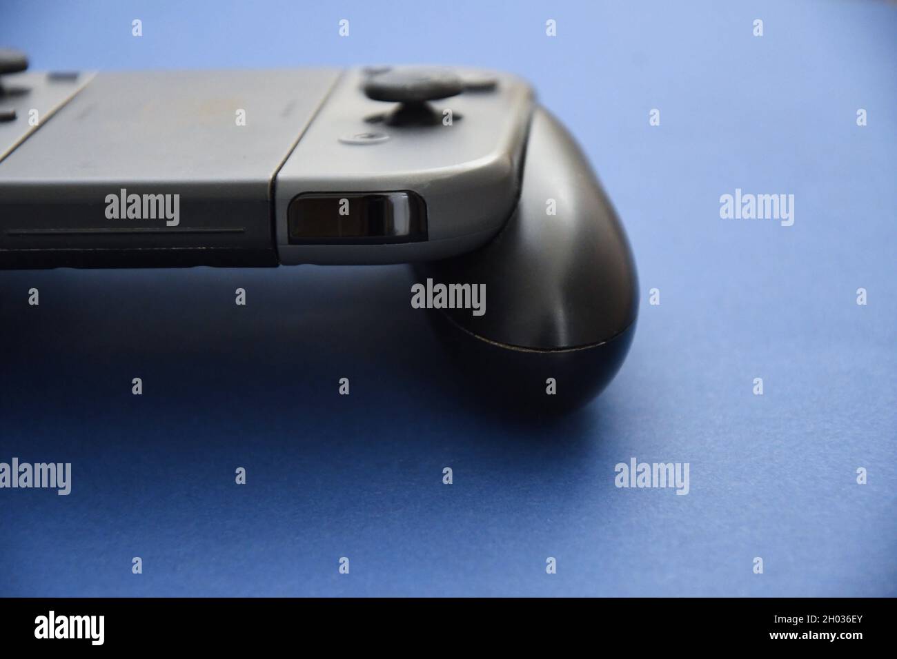 Photo d'une manette de jeu sur fond bleu Banque D'Images