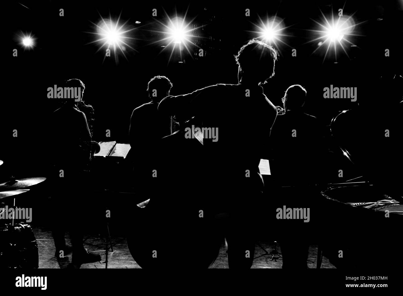 Silhouette rétro-éclairée du Misha Mullov-Abbado Sextet au Herts Jazz Club de St Albans Banque D'Images