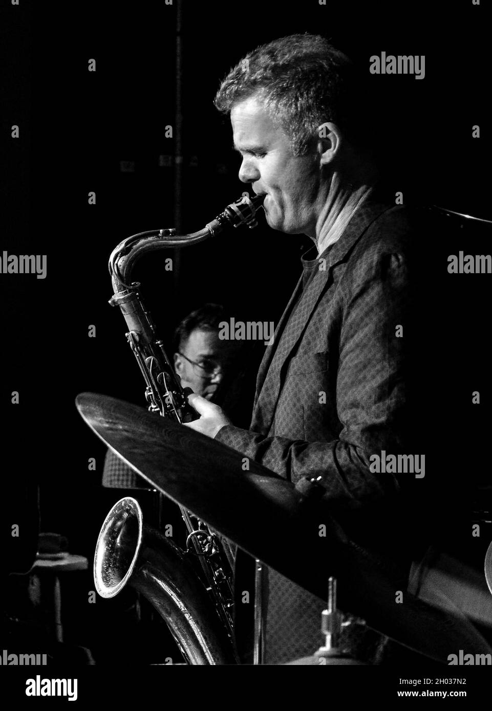 Iain Ballamy et Gareth Williams jouant dans le Clark Tracey Birthday Quintet au Herts Jazz Club à St Albans Banque D'Images