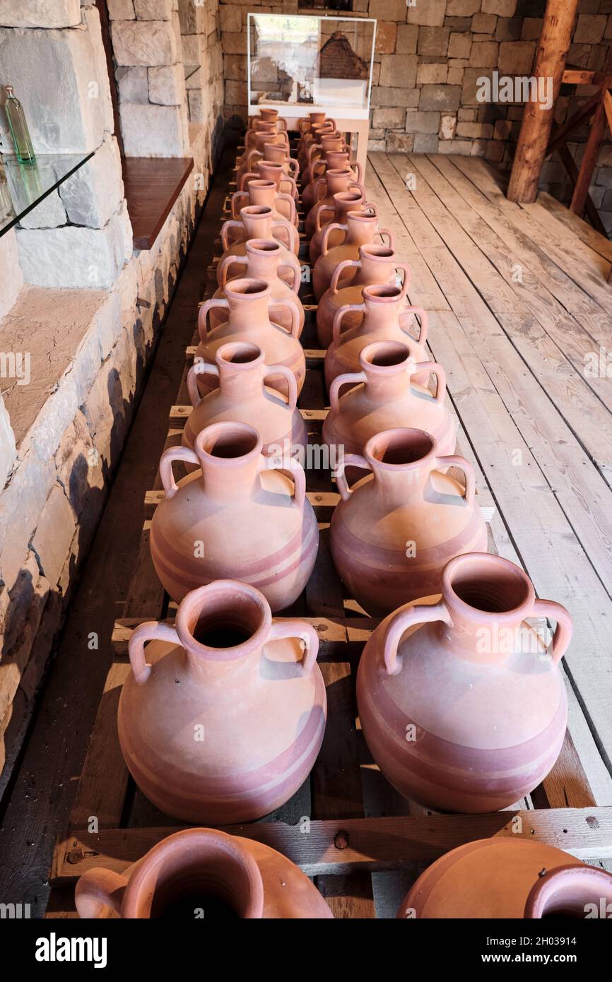 Urla, Izmir, Turquie - septembre 2021 : pots en faïence de la civilisation grecque antique pour le stockage de l'huile d'olive dans la colonie Ionienne Klazomenai à Urla, Izmi Banque D'Images Urla, Izmir, Turquie - septembre 2021 : pots en faïence de la civilisation grecque antique pour le stockage de l'huile d'olive dans la colonie Ionienne Klazomenai à Urla, Izmi Banque D'Images