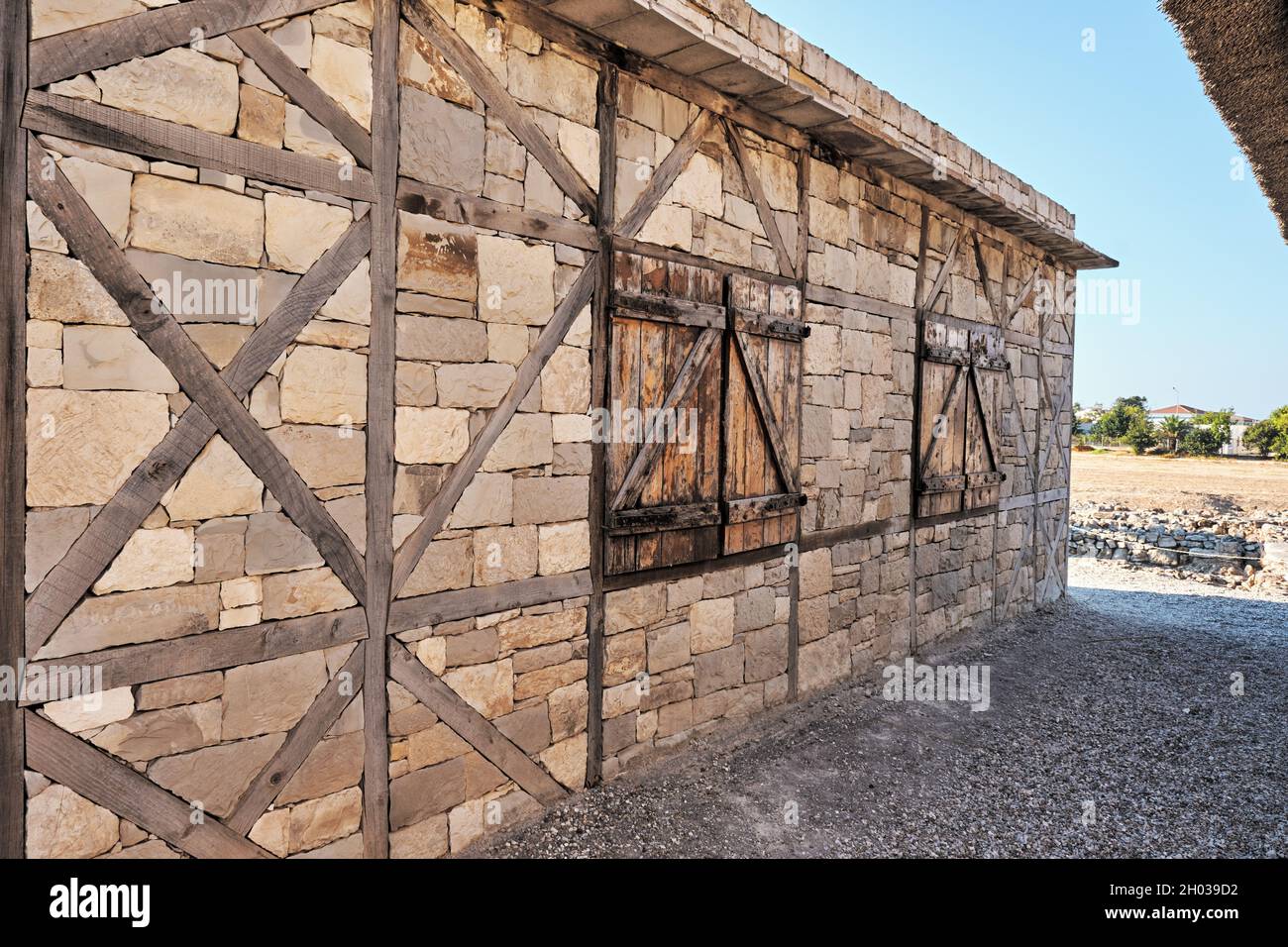 Urla, Izmir, Turquie - septembre 2021 : ancienne maison de la civilisation grecque avec murs en pierre et stores en bois dans la colonie Ionienne Klazomenai à Urla, Iz Banque D'Images Urla, Izmir, Turquie - septembre 2021 : ancienne maison de la civilisation grecque avec murs en pierre et stores en bois dans la colonie Ionienne Klazomenai à Urla, Iz Banque D'Images