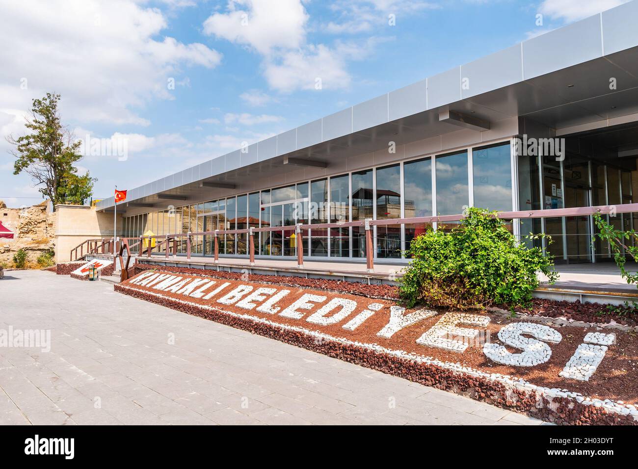 Ville souterraine de Kaymakli vue pittoresque à couper le souffle du bâtiment d'entrée lors d'une journée de ciel bleu en été Banque D'Images