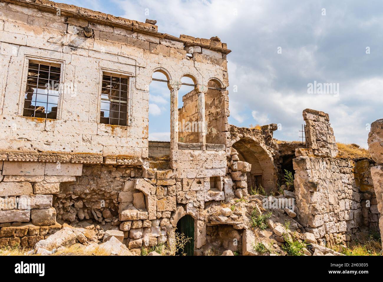 Ville souterraine de Kaymakli vue pittoresque à couper le souffle des maisons abandonnées lors d'une journée du ciel bleu en été Banque D'Images