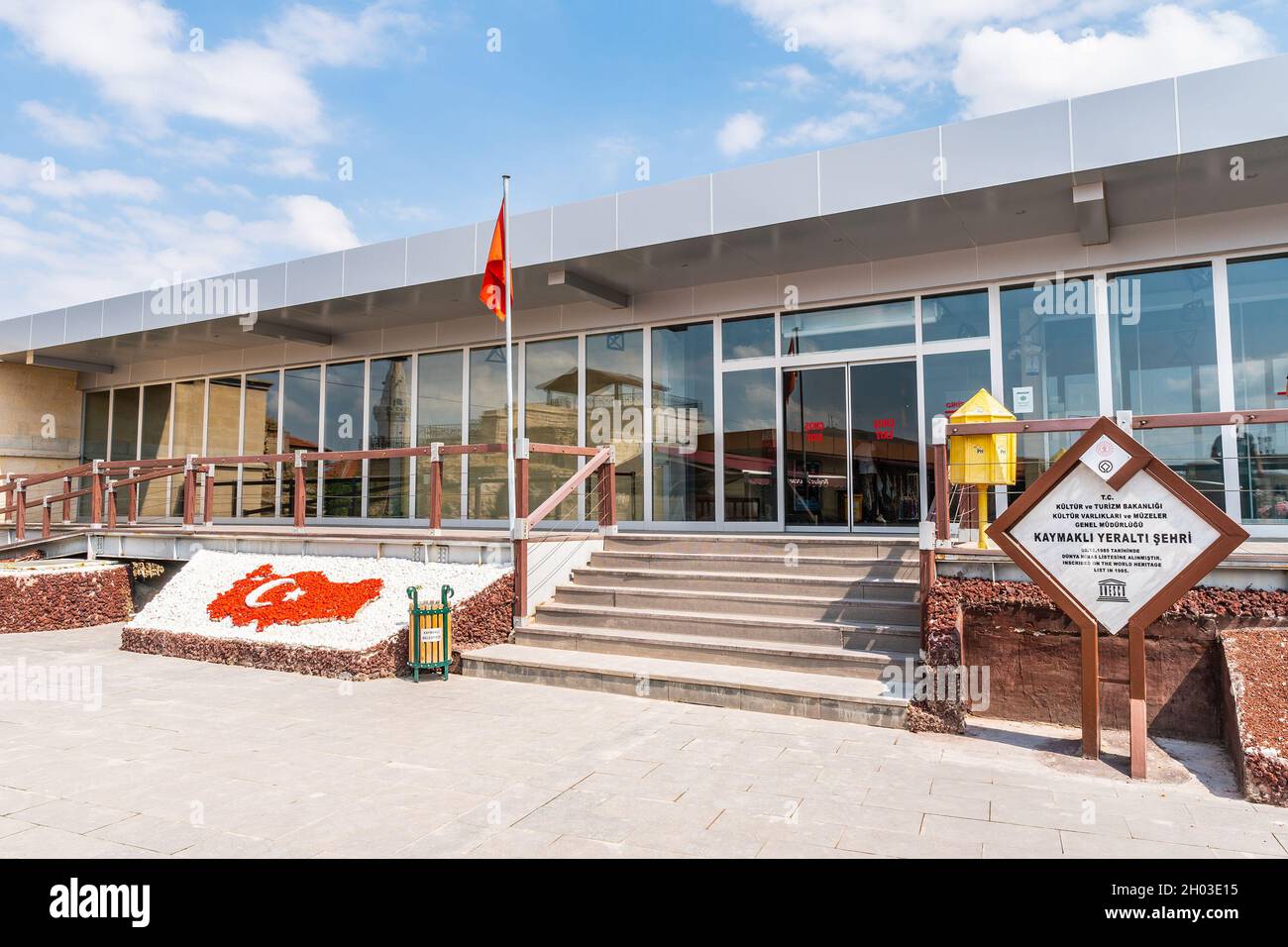 Ville souterraine de Kaymakli vue pittoresque à couper le souffle du bâtiment d'entrée lors d'une journée de ciel bleu en été Banque D'Images