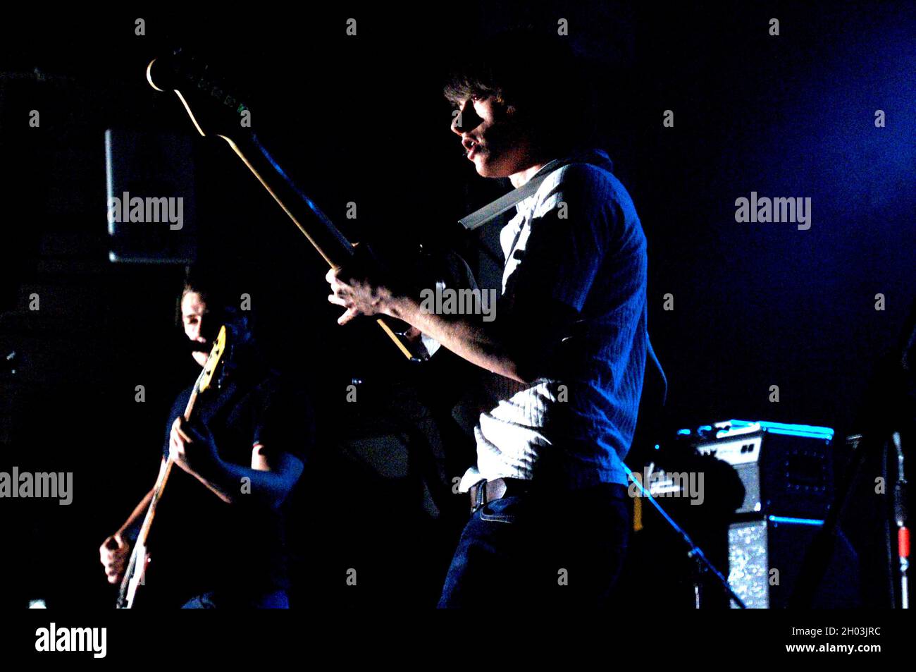 Milan Italie 2006-05-13 : concert en direct du groupe Arctic Monkeys au Rolling Stones , le chanteur et guitariste Alex Turner Banque D'Images Milan Italie 2006-05-13 : concert en direct du groupe Arctic Monkeys au Rolling Stones , le chanteur et guitariste Alex Turner Banque D'Images