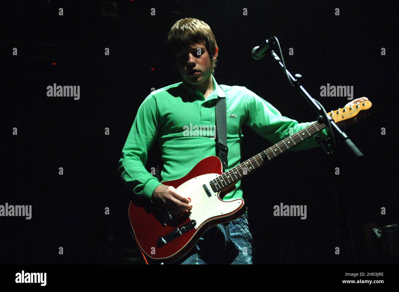 Milan Italie 2006-05-13 : concert en direct du groupe Arctic Monkeys au Rolling Stones , le guitariste Jamie Cook Banque D'Images Milan Italie 2006-05-13 : concert en direct du groupe Arctic Monkeys au Rolling Stones , le guitariste Jamie Cook Banque D'Images