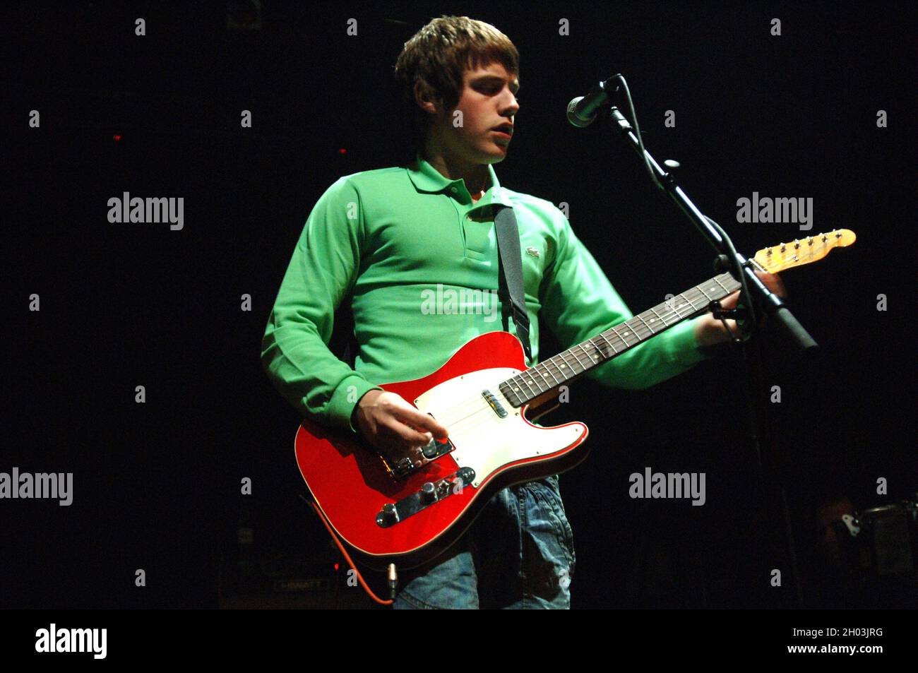 Milan Italie 2006-05-13 : concert en direct du groupe Arctic Monkeys au Rolling Stones , le guitariste Jamie Cook Banque D'Images Milan Italie 2006-05-13 : concert en direct du groupe Arctic Monkeys au Rolling Stones , le guitariste Jamie Cook Banque D'Images