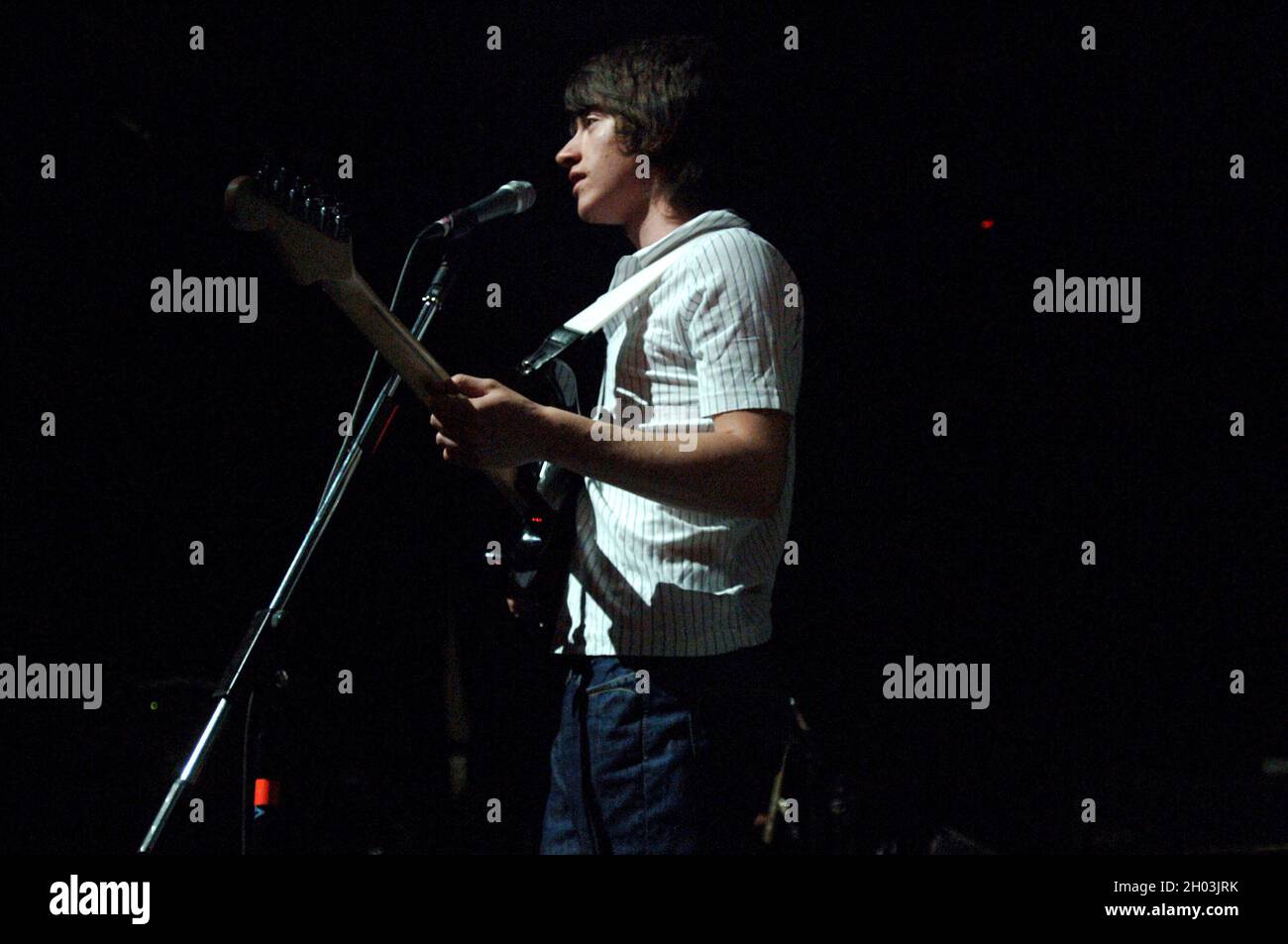 Milan Italie 2006-05-13 : concert en direct du groupe Arctic Monkeys au Rolling Stones , le chanteur et guitariste Alex Turner Banque D'Images Milan Italie 2006-05-13 : concert en direct du groupe Arctic Monkeys au Rolling Stones , le chanteur et guitariste Alex Turner Banque D'Images
