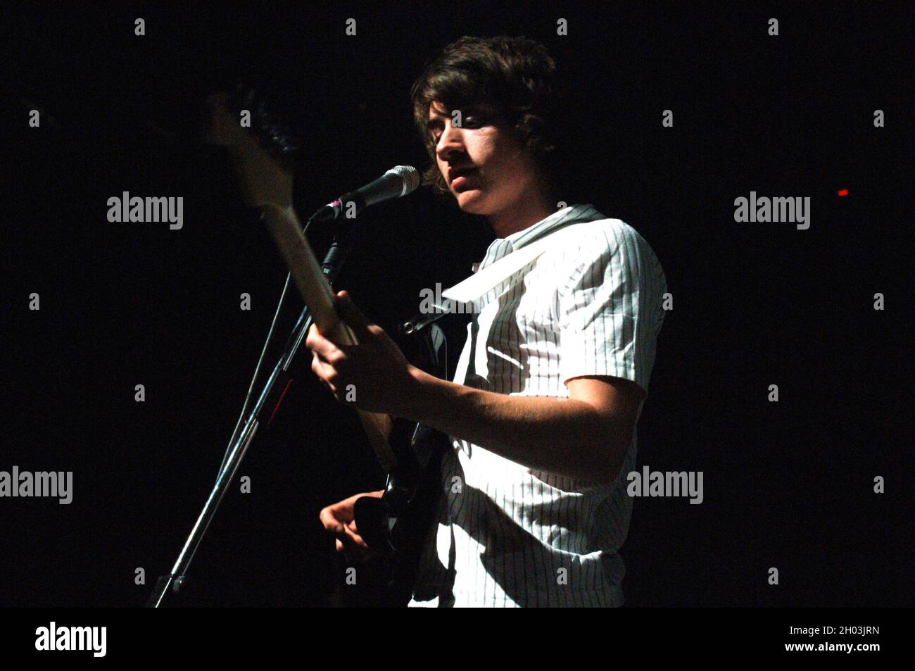 Milan Italie 2006-05-13 : concert en direct du groupe Arctic Monkeys au Rolling Stones , le chanteur et guitariste Alex Turner Banque D'Images Milan Italie 2006-05-13 : concert en direct du groupe Arctic Monkeys au Rolling Stones , le chanteur et guitariste Alex Turner Banque D'Images