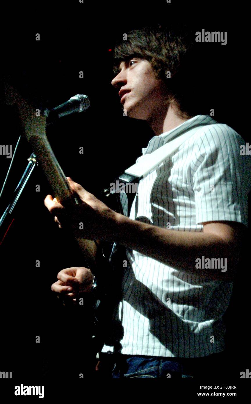 Milan Italie 2006-05-13 : concert en direct du groupe Arctic Monkeys au Rolling Stones , le chanteur et guitariste Alex Turner Banque D'Images Milan Italie 2006-05-13 : concert en direct du groupe Arctic Monkeys au Rolling Stones , le chanteur et guitariste Alex Turner Banque D'Images