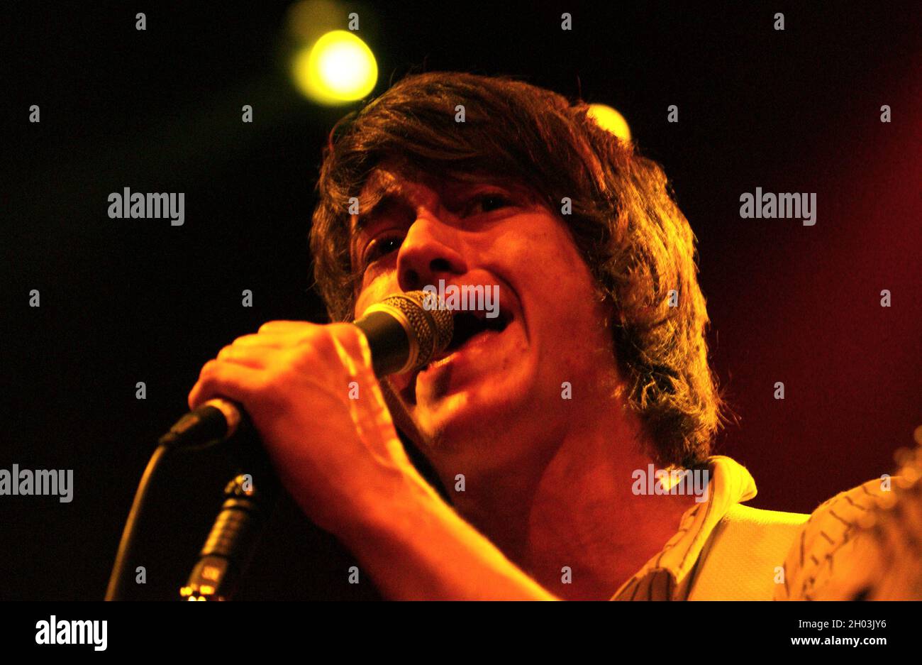 Milan Italie 2006-05-13 : concert en direct du groupe Arctic Monkeys au Rolling Stones , le chanteur et guitariste Alex Turner Banque D'Images Milan Italie 2006-05-13 : concert en direct du groupe Arctic Monkeys au Rolling Stones , le chanteur et guitariste Alex Turner Banque D'Images