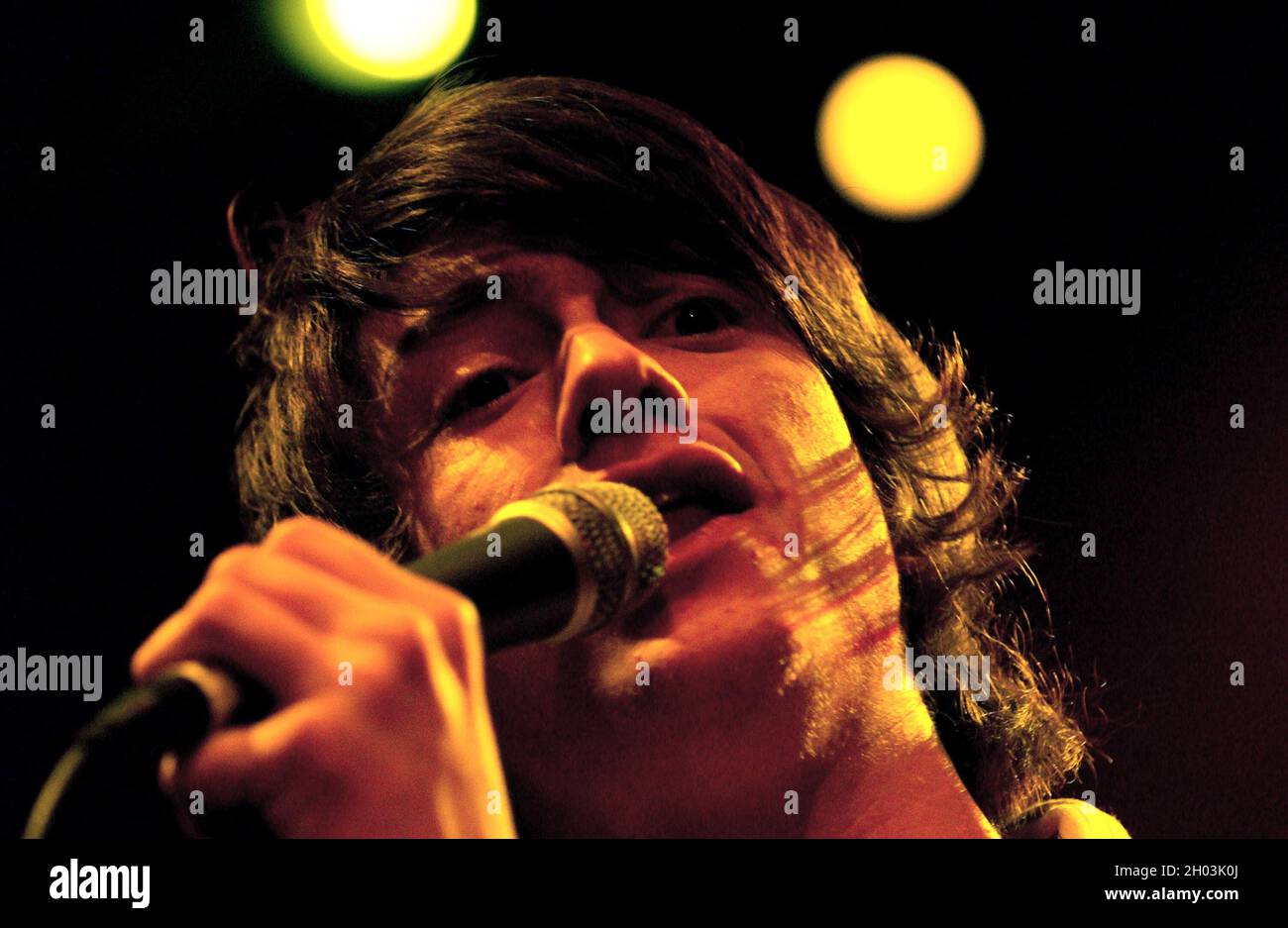 Milan Italie 2006-05-13 : concert en direct du groupe Arctic Monkeys au Rolling Stones , le chanteur et guitariste Alex Turner Banque D'Images Milan Italie 2006-05-13 : concert en direct du groupe Arctic Monkeys au Rolling Stones , le chanteur et guitariste Alex Turner Banque D'Images