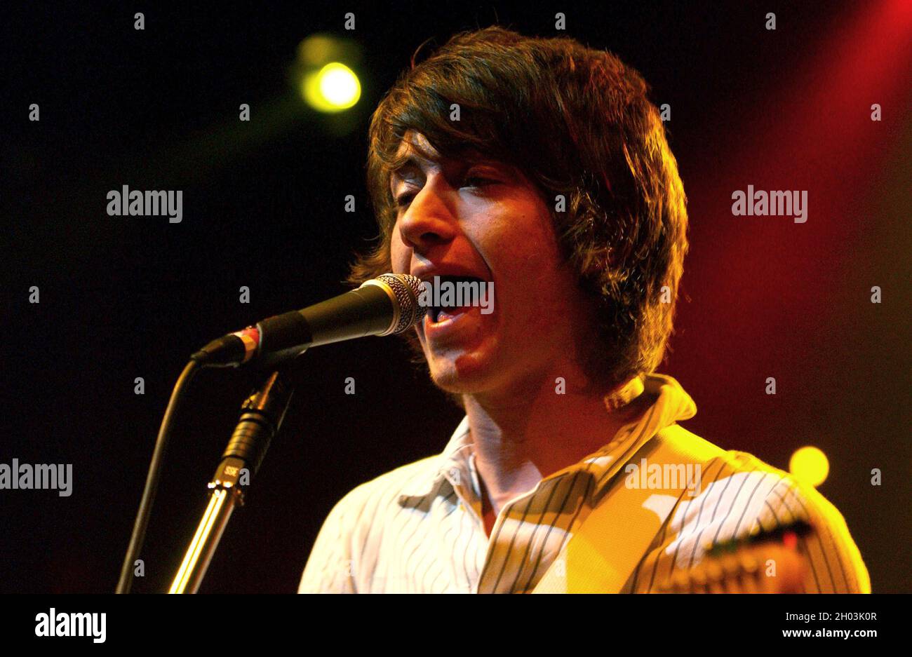 Milan Italie 2006-05-13 : concert en direct du groupe Arctic Monkeys au Rolling Stones , le chanteur et guitariste Alex Turner Banque D'Images Milan Italie 2006-05-13 : concert en direct du groupe Arctic Monkeys au Rolling Stones , le chanteur et guitariste Alex Turner Banque D'Images