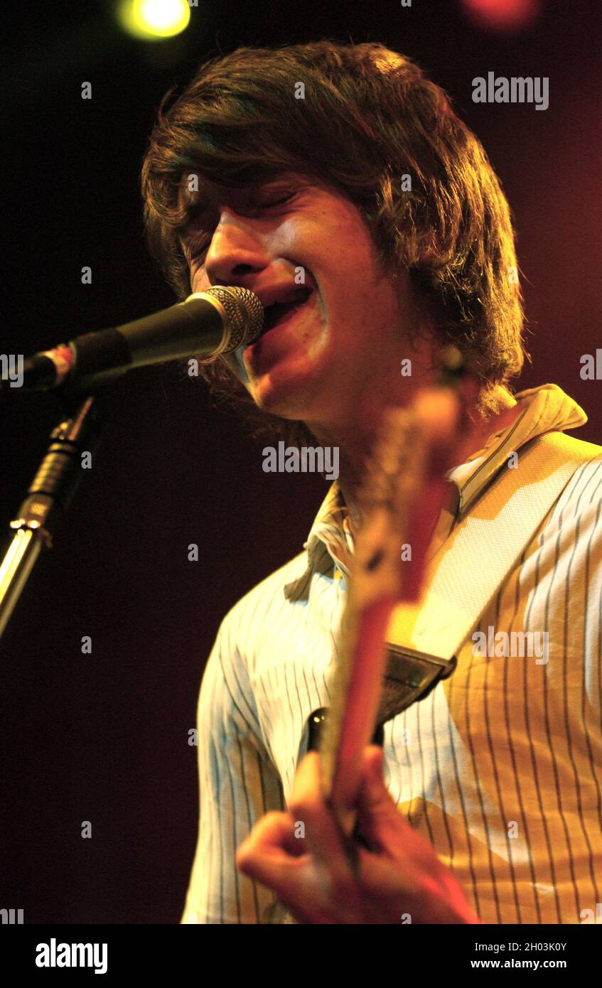 Milan Italie 2006-05-13 : concert en direct du groupe Arctic Monkeys au Rolling Stones , le chanteur et guitariste Alex Turner Banque D'Images Milan Italie 2006-05-13 : concert en direct du groupe Arctic Monkeys au Rolling Stones , le chanteur et guitariste Alex Turner Banque D'Images