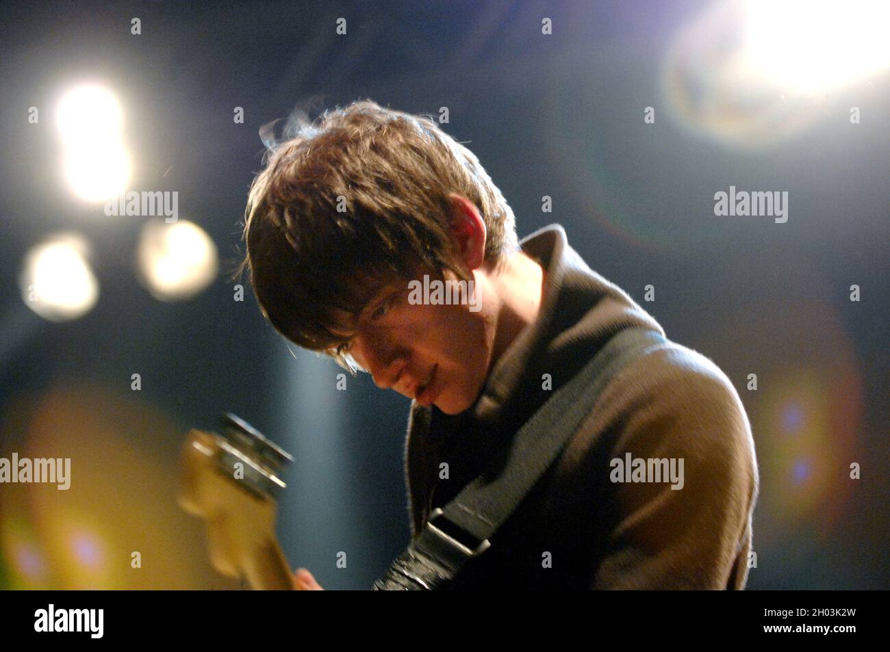 Milan Italie 2007-03-18 : concert en direct du groupe Arctic Monkeys au Rolling Stones , le chanteur et guitariste Alex Turner Banque D'Images Milan Italie 2007-03-18 : concert en direct du groupe Arctic Monkeys au Rolling Stones , le chanteur et guitariste Alex Turner Banque D'Images