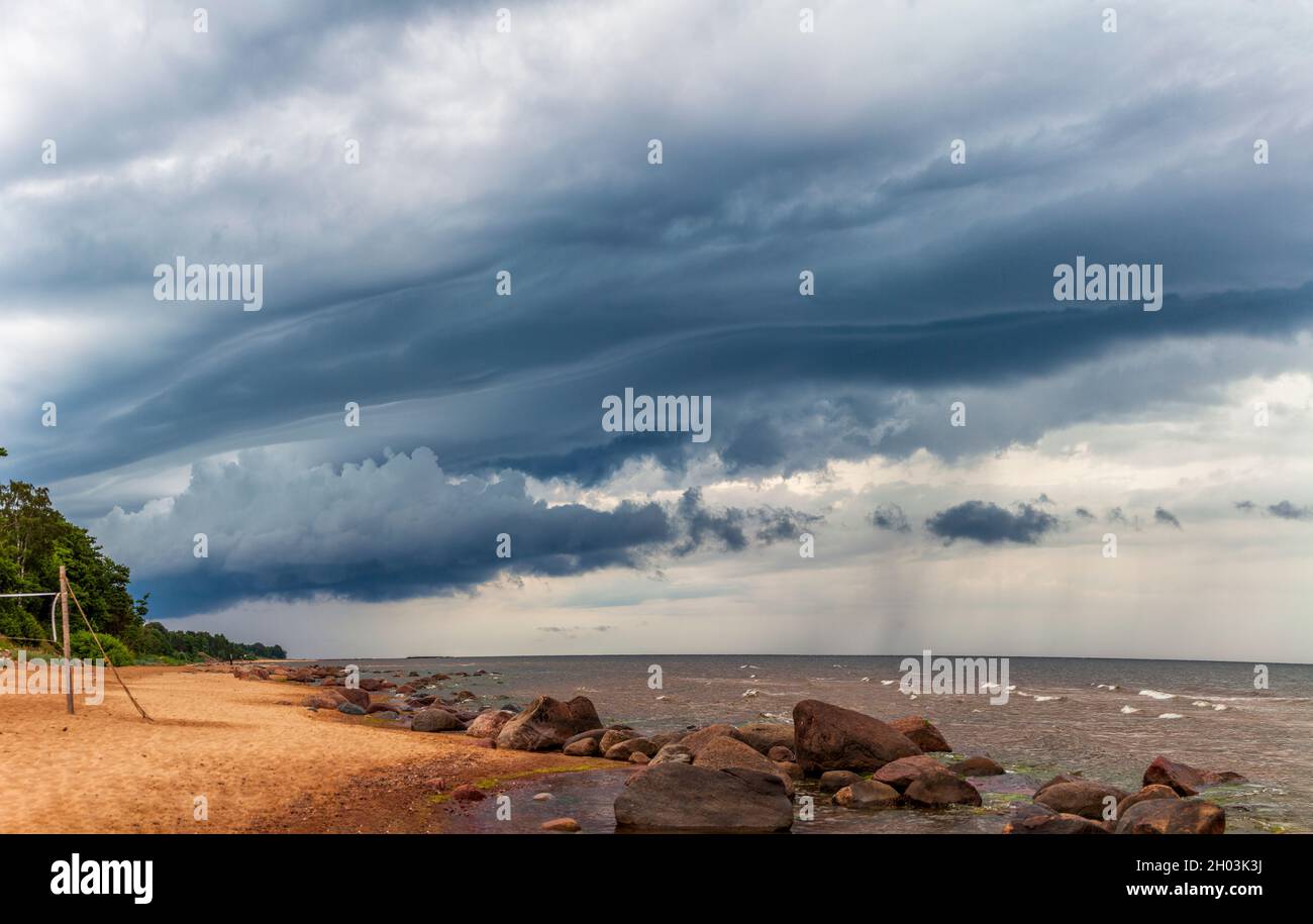 Nuage de mur sur plage de sable Banque D'Images