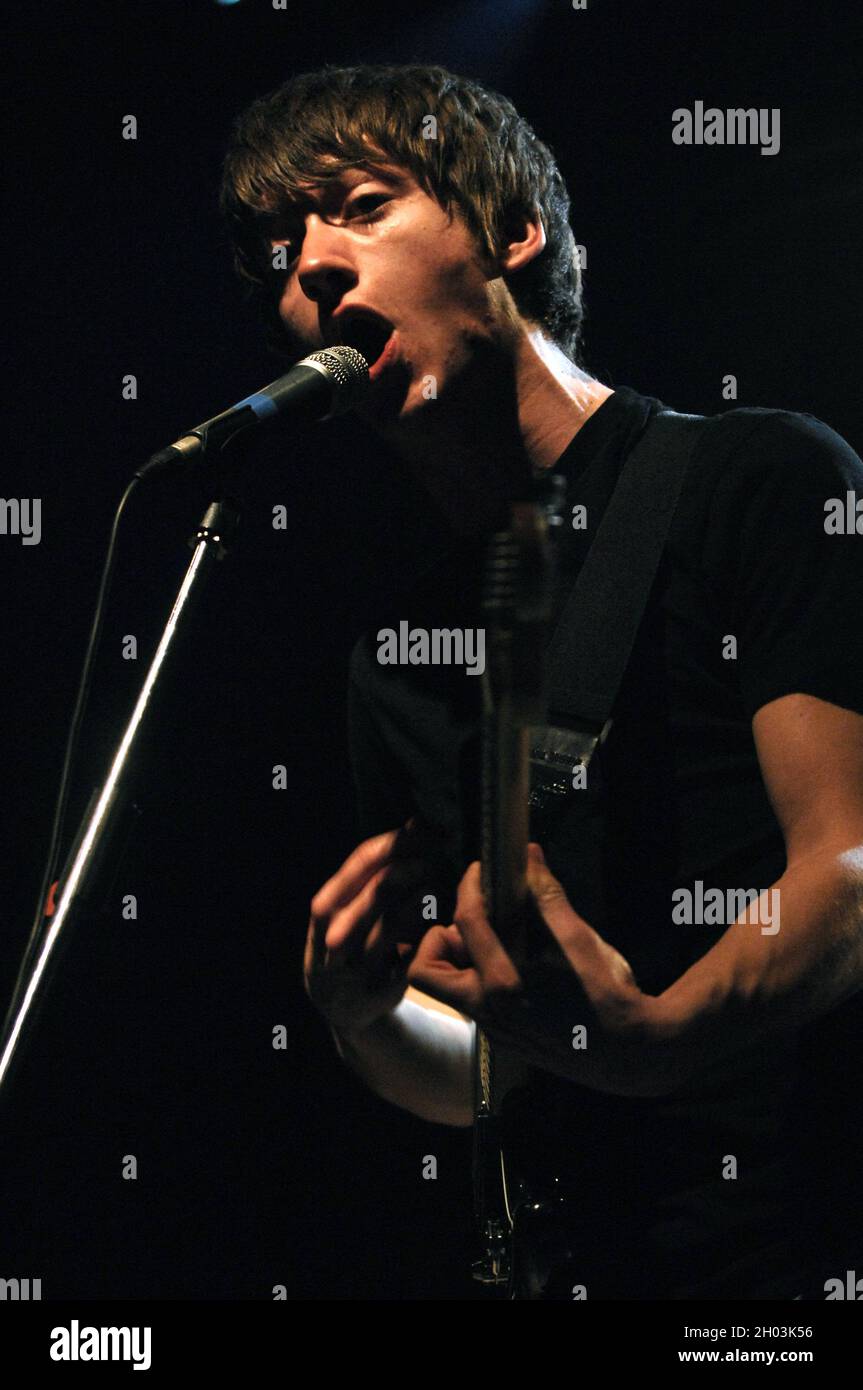 Milan Italie 2007-03-18 : concert en direct du groupe Arctic Monkeys au Rolling Stones , le chanteur et guitariste Alex Turner Banque D'Images Milan Italie 2007-03-18 : concert en direct du groupe Arctic Monkeys au Rolling Stones , le chanteur et guitariste Alex Turner Banque D'Images