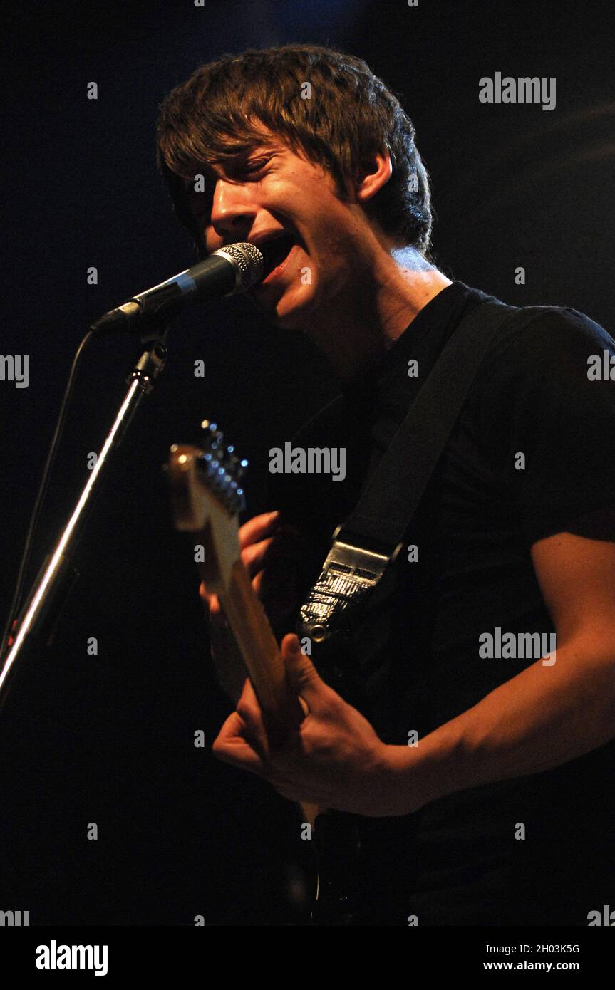 Milan Italie 2007-03-18 : concert en direct du groupe Arctic Monkeys au Rolling Stones , le chanteur et guitariste Alex Turner Banque D'Images Milan Italie 2007-03-18 : concert en direct du groupe Arctic Monkeys au Rolling Stones , le chanteur et guitariste Alex Turner Banque D'Images