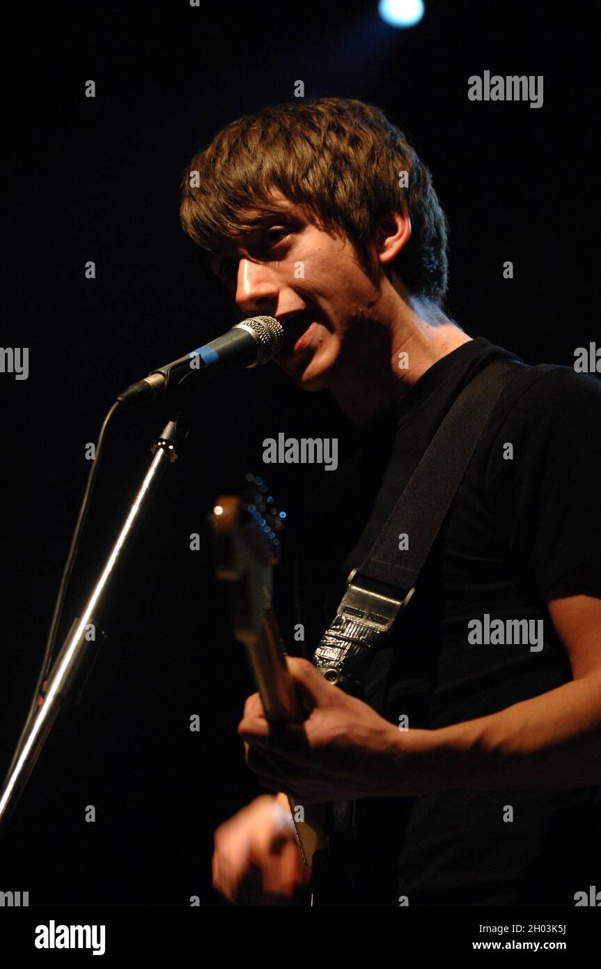 Milan Italie 2007-03-18 : concert en direct du groupe Arctic Monkeys au Rolling Stones , le chanteur et guitariste Alex Turner Banque D'Images Milan Italie 2007-03-18 : concert en direct du groupe Arctic Monkeys au Rolling Stones , le chanteur et guitariste Alex Turner Banque D'Images