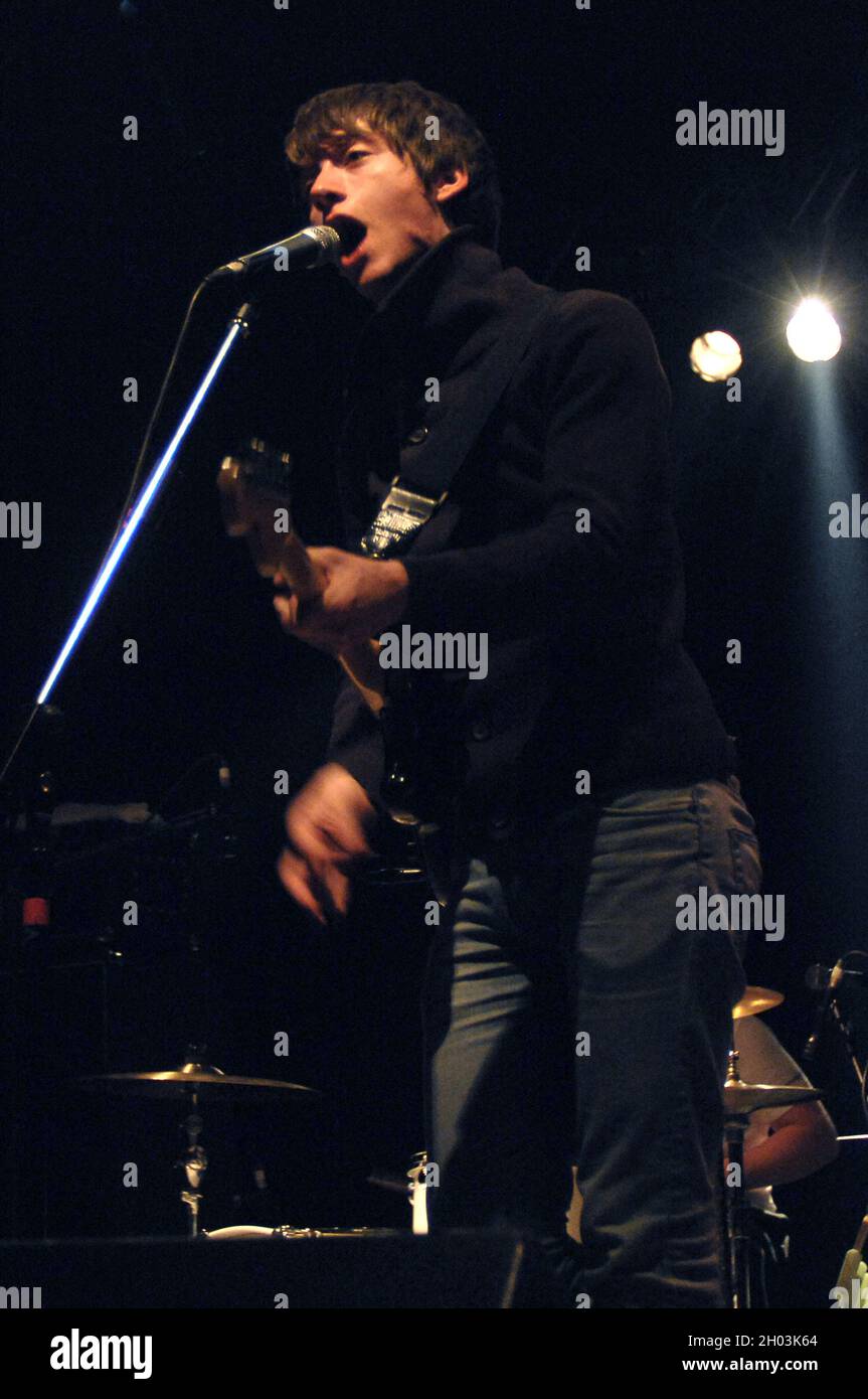 Milan Italie 2007-03-18 : concert en direct du groupe Arctic Monkeys au Rolling Stones , le chanteur et guitariste Alex Turner Banque D'Images Milan Italie 2007-03-18 : concert en direct du groupe Arctic Monkeys au Rolling Stones , le chanteur et guitariste Alex Turner Banque D'Images