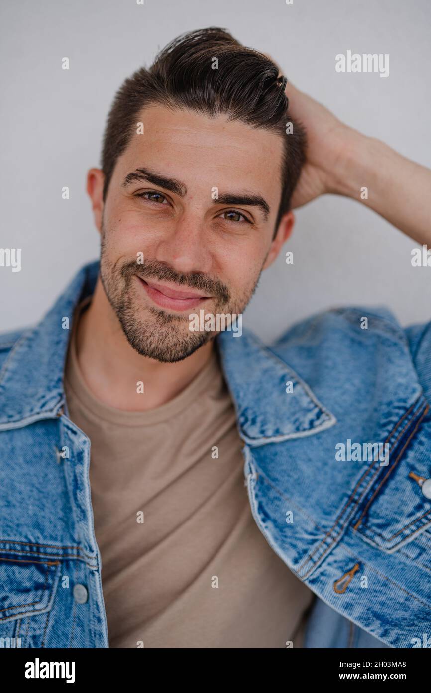 Portrait d'un jeune homme du caucase sur fond blanc, regardant l'appareil photo. Banque D'Images