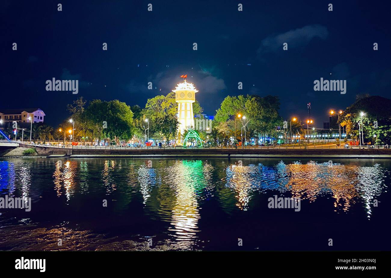 Paysage nocturne de la vieille ville de Phan Thiet, Vietnam. Banque D'Images