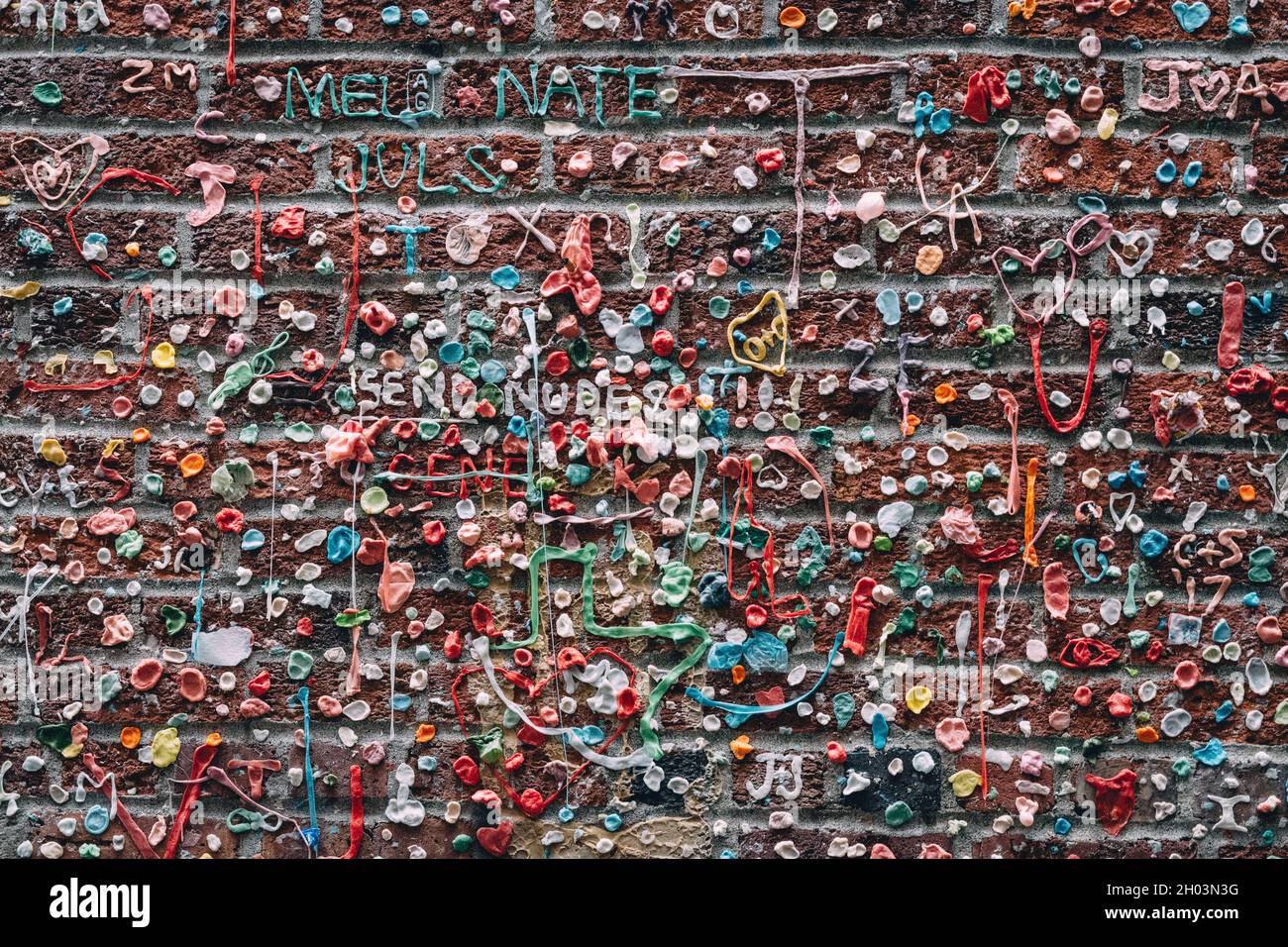 Seattle, Washington, États-Unis d'Amérique - le Market Theatre Gum Wall, un mur de briques recouvert de chewing-gum utilisé. Banque D'Images