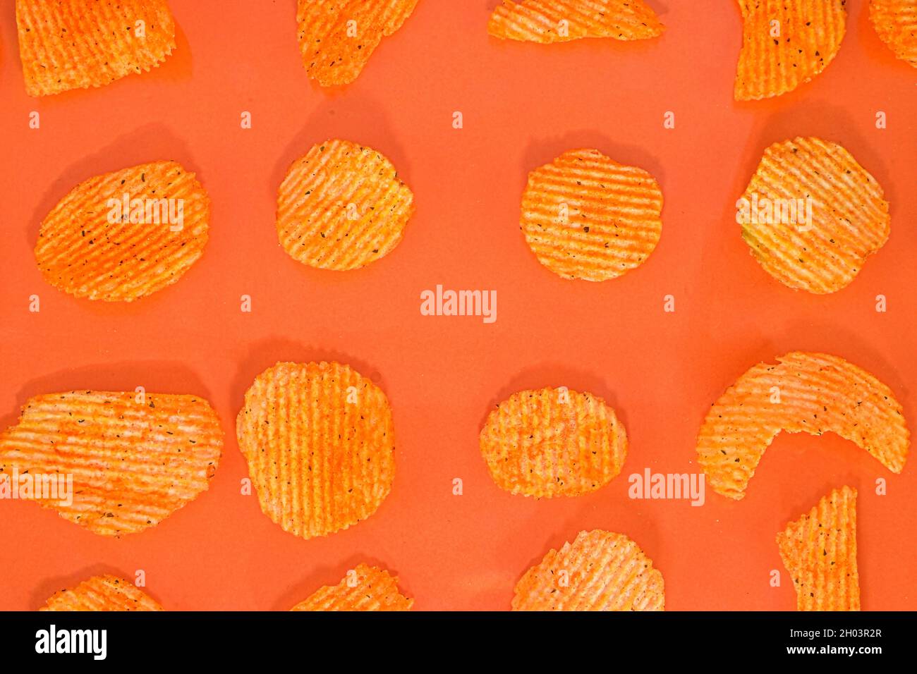 Collection de frites en-cas sur fond orange.Goût de piment et de pomme de terre.Nourriture à la poubelle.Gros plan.Pose à plat Banque D'Images