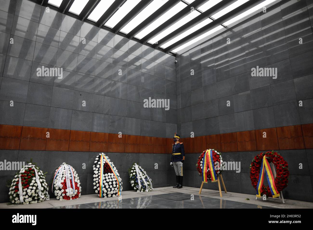 Bucarest, Roumanie - 11 octobre 2021 : cérémonie de pose de couronnes de fleurs au Mémorial roumain de l'Holocauste. Banque D'Images
