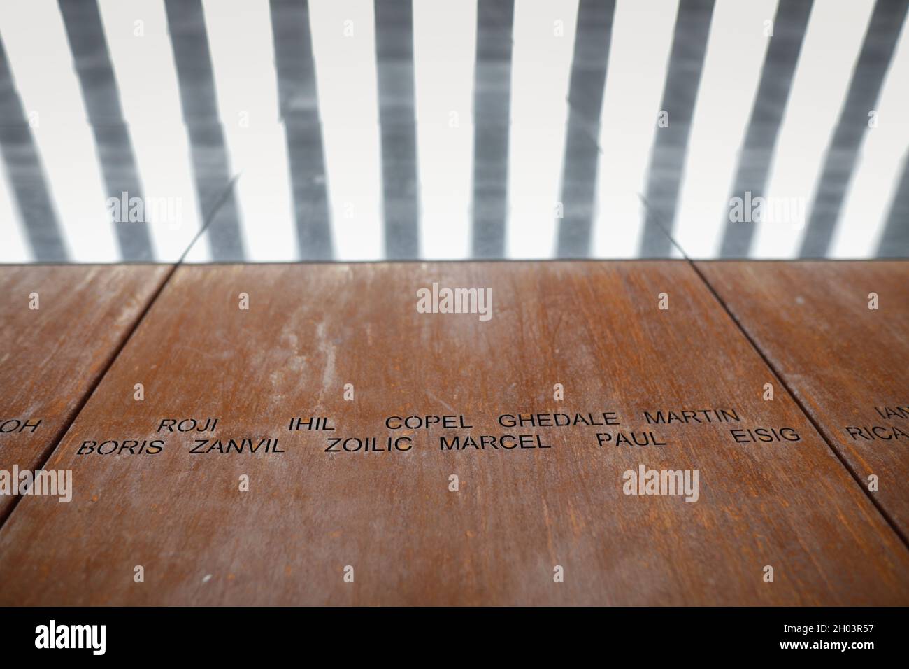 Bucarest, Roumanie - 11 octobre 2021 : image de faible profondeur de champ (foyer sélectif) avec les victimes de l'Holocauste dans le Mémorial roumain de l'Holocauste. Banque D'Images