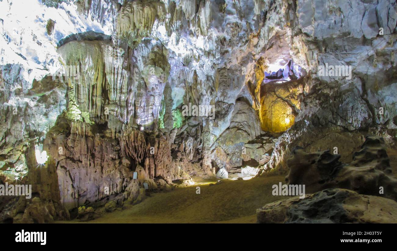 Quang Binh, Vietnam - 18 juillet 2016 : l'intérieur des incroyables grottes du parc national Phong Nha Ke Bang dans la province de Quang Binh, Vietnam Banque D'Images