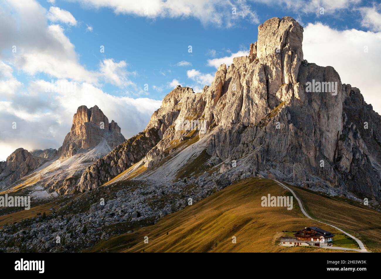 Passo Giau près de Cortina d Ampezzo et de la mout Ra Gusela et Nuvolau, Dolomites, Italie Banque D'Images