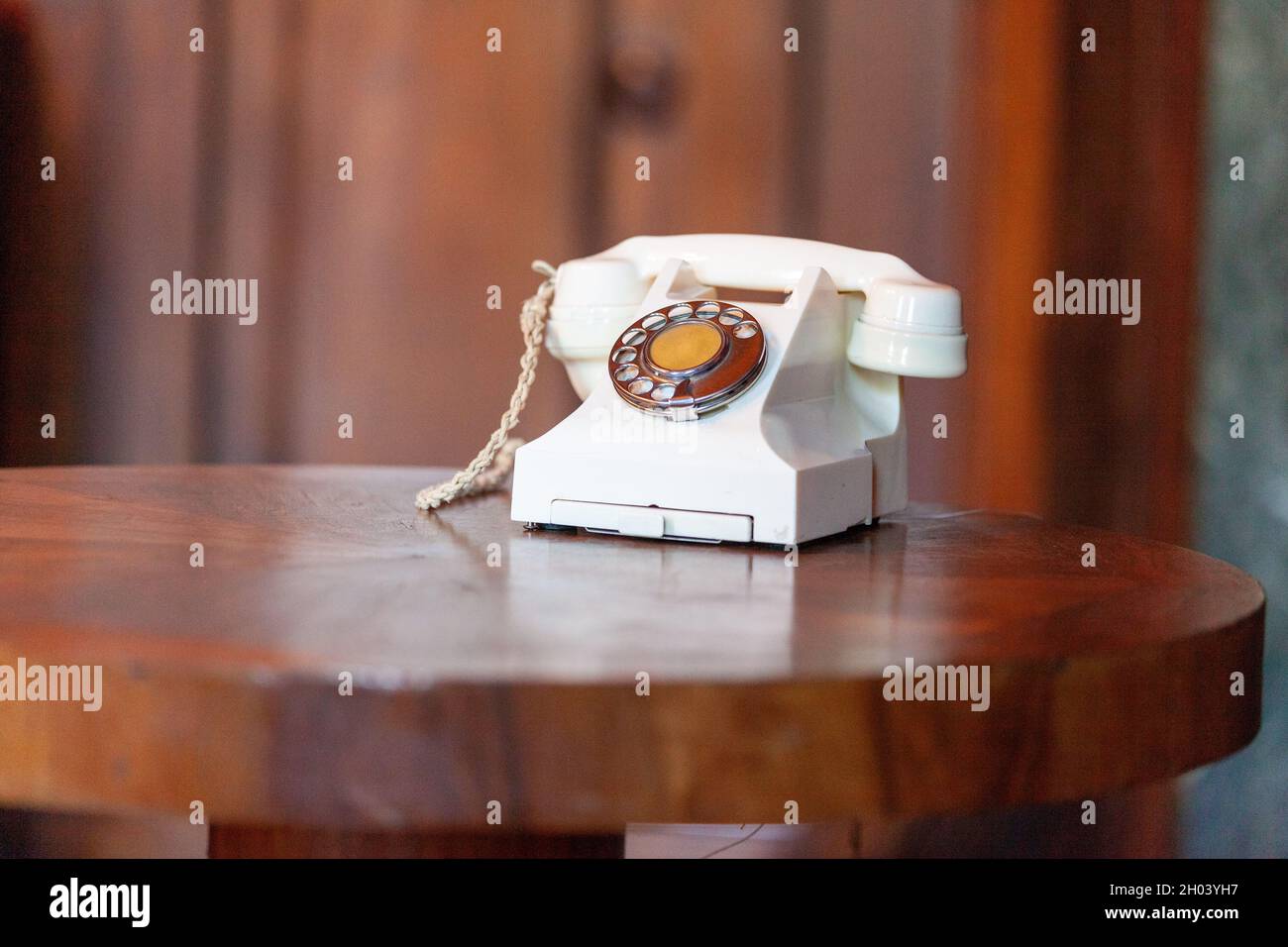 Un des téléphones les plus anciens, probablement utilisé par Staline à Yalta en 1945 sur une table en acajou avec l'emblème de l'URSS en ivoire Banque D'Images