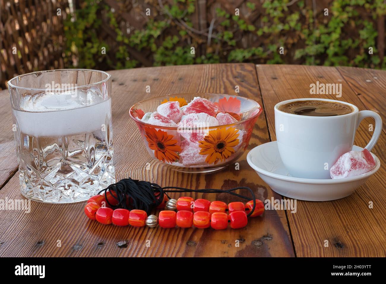café traditionnel fait main, sur une table en bois Banque D'Images