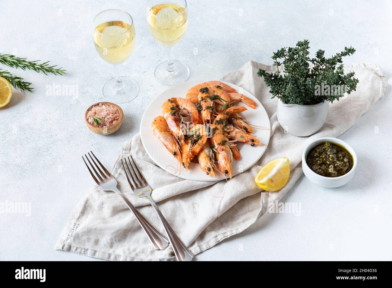 Crevettes cuites à la sauce pesto, citron et vin blanc.Keto Diet, fond gris Banque D'Images