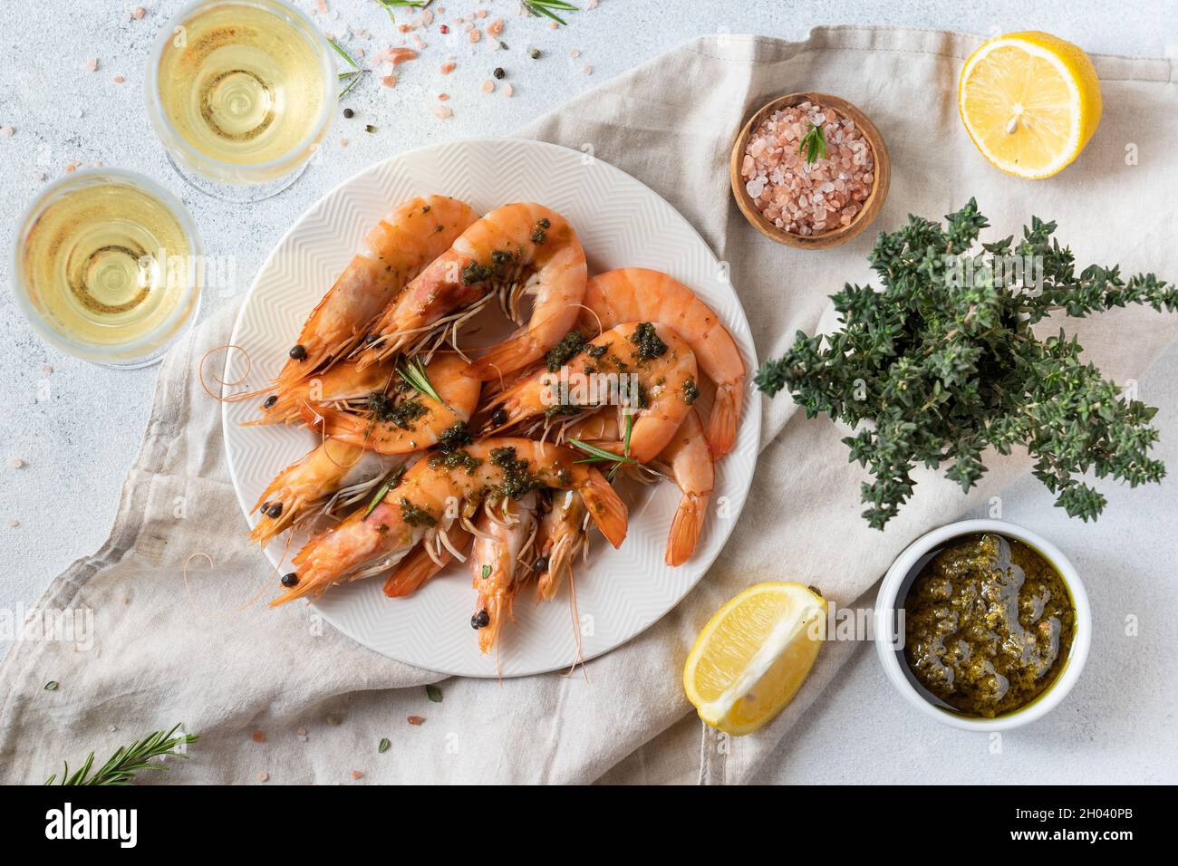 Crevettes cuites à la sauce pesto, citron et vin blanc.Keto Diet, fond gris Banque D'Images