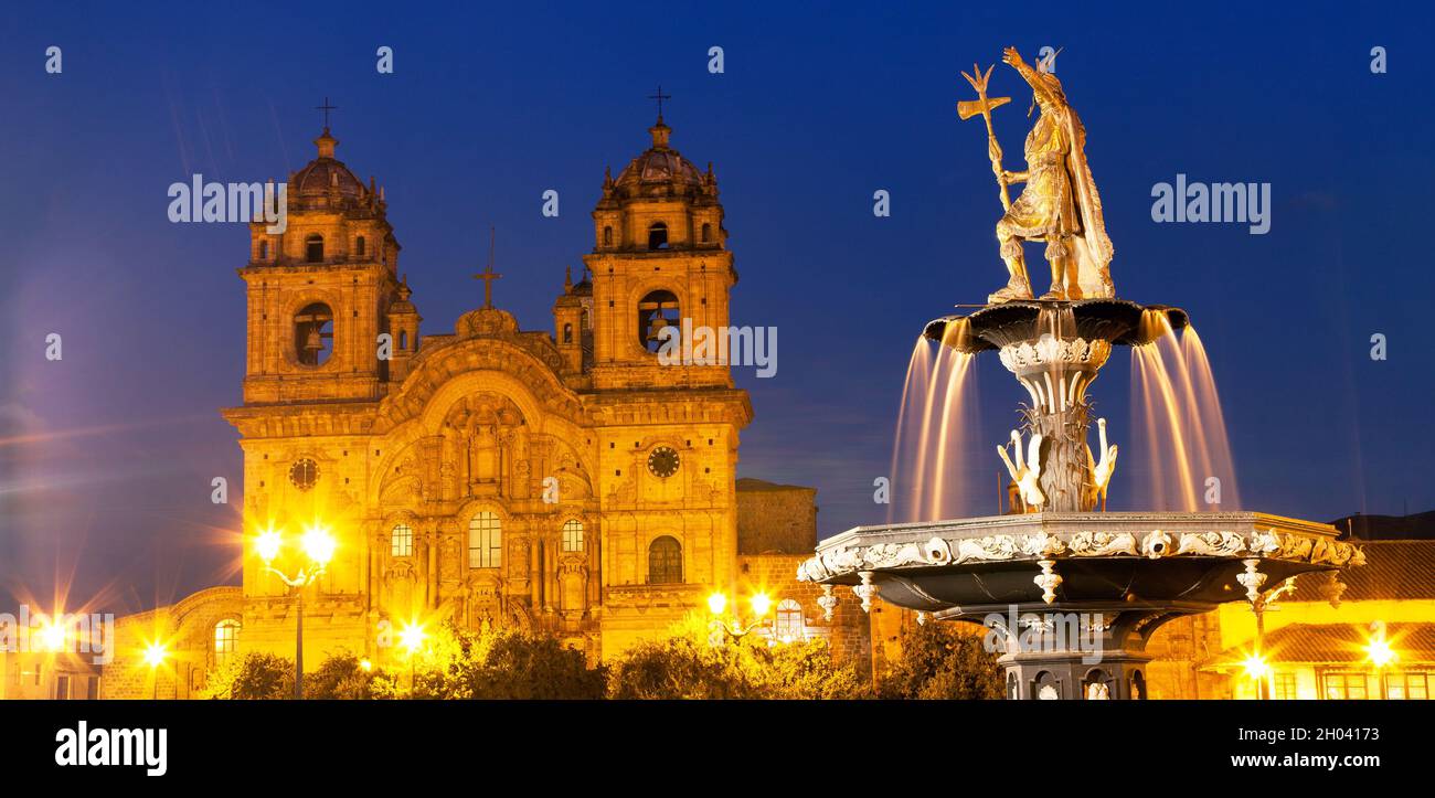 Statue de l'Inca Pachacutec sur la fontaine et église catholique sur la Plaza de Armas, vue en soirée, ville de Cusco ou Cuzco, Pérou Banque D'Images