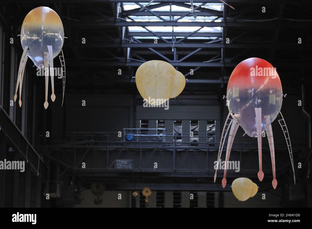 Tate Modern, Londres, Royaume-Uni.11 octobre 2021.La nouvelle installation, appelée « In Love with the World », comprend des machines flottantes appelées aérobies.L'artiste Anicka Yi a créé son projet le plus important et le plus ambitieux à ce jour dans le Hall turbine de Tate Modern pour la prestigieuse Commission Hyundai.Les travaux seront exposés au Tate du 12 octobre 2021 au 16 janvier 2022.Credit: Imagetraceur/Alamy Live News Banque D'Images