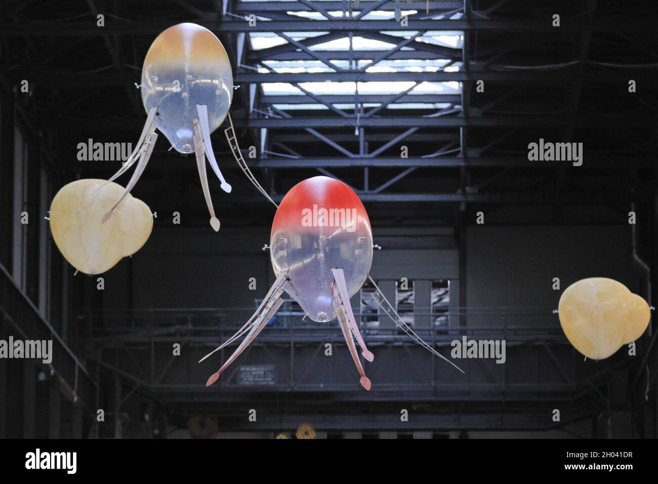 Tate Modern, Londres, Royaume-Uni.11 octobre 2021.La nouvelle installation, appelée « In Love with the World », comprend des machines flottantes appelées aérobies.L'artiste Anicka Yi a créé son projet le plus important et le plus ambitieux à ce jour dans le Hall turbine de Tate Modern pour la prestigieuse Commission Hyundai.Les travaux seront exposés au Tate du 12 octobre 2021 au 16 janvier 2022.Credit: Imagetraceur/Alamy Live News Banque D'Images